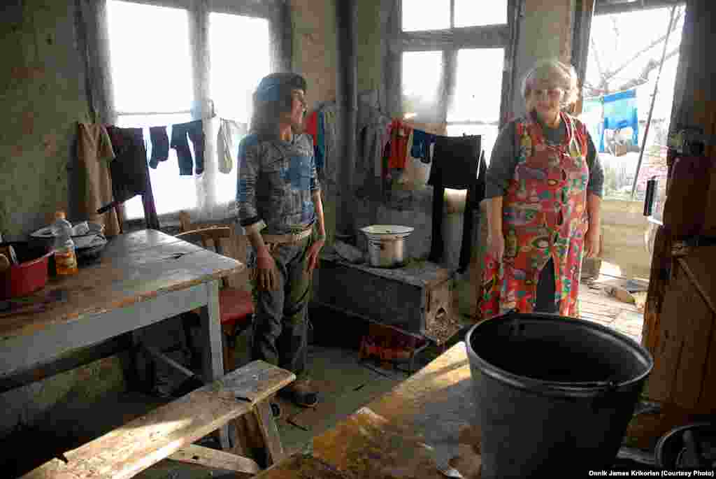 Несмотря на мир в отношениях между национальностями в Цопи, многие жители деревни, как, например, эта армянская семья, страдают от бедности.