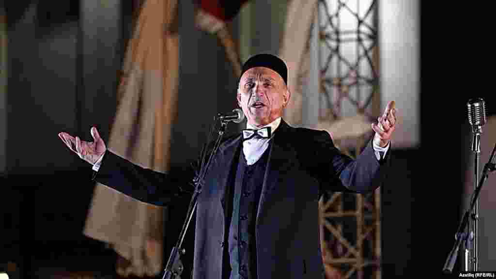 Камал театры каршында яңа сезон ачу тантанасы. Илдус Әхмәтҗанов.