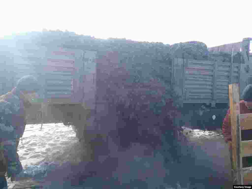 Семья в Баян-Улгийском округе принимает уголь, доставленный благодаря помощи казахской диаспоры во Франции.