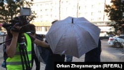 Неизвестные препятствуют вести съемку репортерам Азаттыка. Нур-Султан, 6 июля 2019 года.