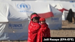 یک مادر و یک طفل در یکی از کمپ های خانواده های بیجا شده در شمال افغانستان 