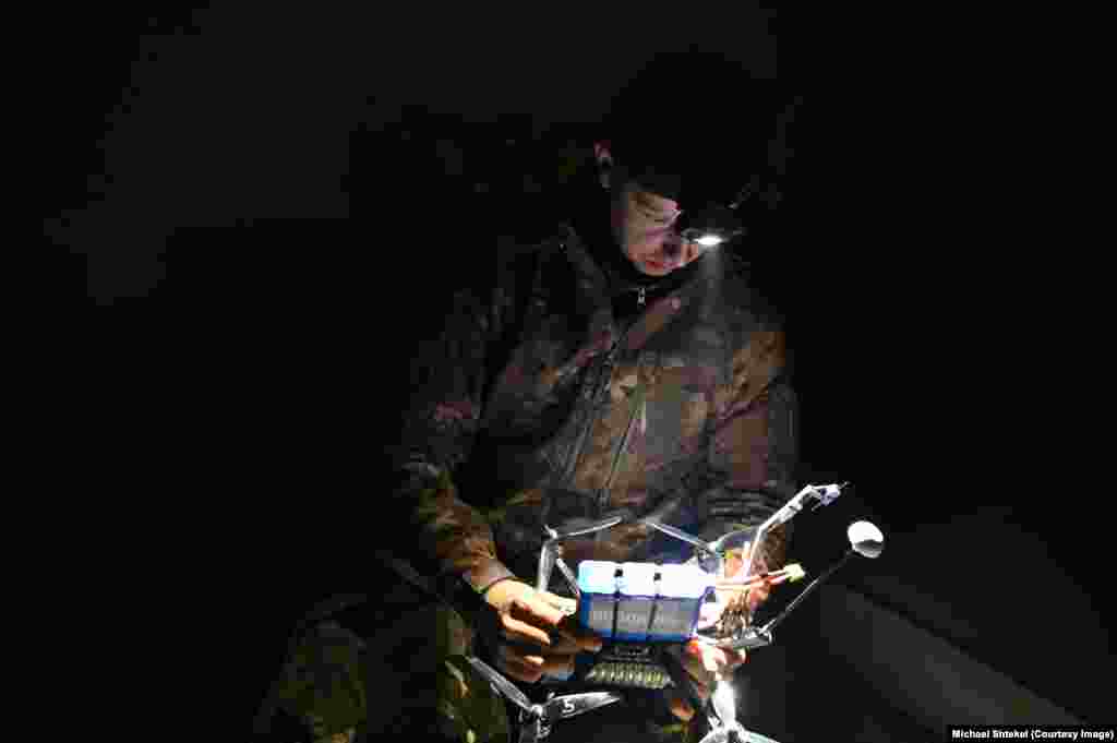 Кроме беспилотников на оптоволокне, подразделение использует и классические FPV-дроны с боевыми зарядами разной мощности