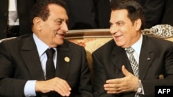 Хосни Мубарак (слева)  и Бен Али на саммите Лиги Арабских Государств, 10 октября 2010