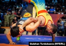 Казак балбаны Эли Керимов (кызыл кийимчен) менен кыргыз спортчусу Саякбай Усупов (көк кийимчен).