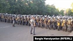 Паліцыянты блякуюць вуліцу на шляху пратэстоўцаў