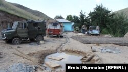 Двор дома, где рабочие изготавливали сырые кирпичи