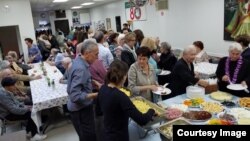 Әтиләр һәм уллар Әниләр көненә бәйрәм табынын корган иде