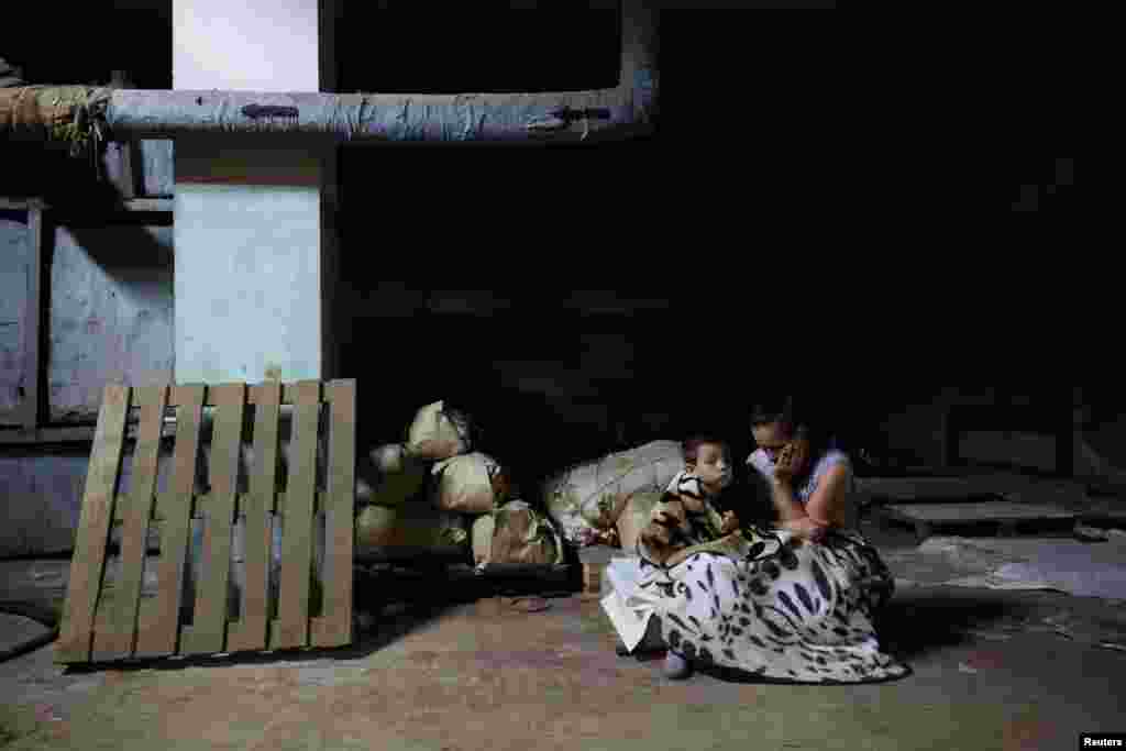 Жінка з дитиною ховаються від російського повітряного нападу в укритті