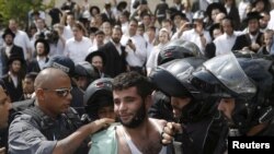 Израильская полиция задерживает палестинца, подозреваемого в нападении с ножом на израильтянина 