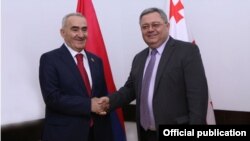 Հայաստանի և Վրաստանի խորհրդարանների նախագահներ Գալուստ Սահակյանը և Դավիթ Ուսուպաշվիլին, Թբիլիսի, 6-ը հոկտեմբերի, 2014թ.