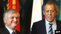 Russia -- Foreign Minister Sergei Lavrov (R) with his Armenian counterpart Edward Nalbandian (archive photo)