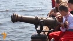 У Черкасах Дніпром мандрувала козацька чайка