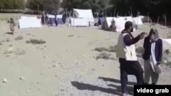 "Озоди" радиосунун колуна тийген видеодон алынган сүрөт. 