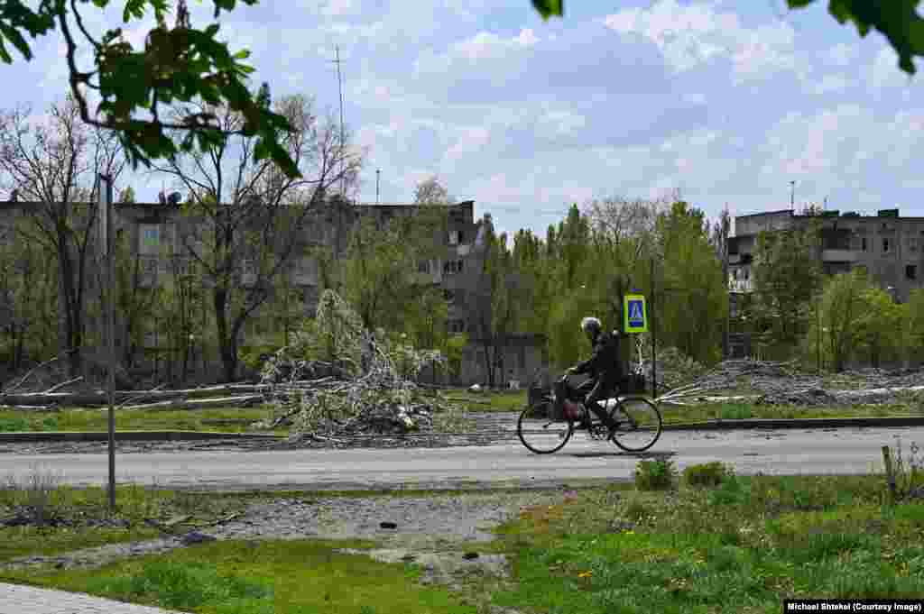 Местные жители либо ходят пешком, либо ездят на велосипедах. Автомобили могут стать мишенью для дрона или артиллерии.