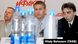 Сергей Гуляев, Алексей Навальный и Пётр Милосердов (справа)