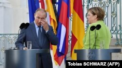 Невимушена розмова канцлерки Німеччини Ангели Меркель і президента Росії Володимира Путіна. Німеччина, Мезеберг, 18 серпня 2018 року