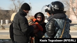 Патрульные проверяют прохожих. Город Жанаозен, 19 декабря 2011 года. 