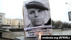 Менск, праспэкт Незалежнасьці. Акцыя памяці Рамана Бандарэнкі, які загінуў пасьля таго, як быў пабіты невядомымі і завезены ў міліцыю. Лістапад 2020 