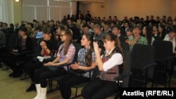 Удмурт гимназиясе залында