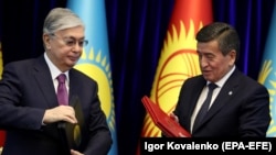 Gazagystanyň prezidenti Kasym-Žomart Tokaýew (çepde) Gyrgyzystanyň prezidenti Sooronbaý Žeýenbekow bilen. Bişkek, 2019-njy ýylyň 27-nji noýabry.