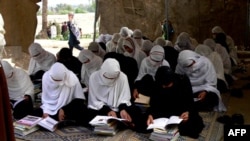 این در حالی‌ست که با حاکمیت طالبان در افغانستان طی شش ماه گذشته، اکثریت از دختران بالاتر از صنف ششم اجازه رفتن به مکتب را ندارند.