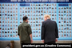 Президент України Володимир Зеленський і премʼєр-міністр Великої Британії Борис Джонсон (праворуч) під час вшанування загиблих українських воїнів у війні з Росією біля Стіни пам'яті. Київ, 17 червня 2022 року