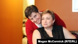 Елена Гольцман, эмигрантка из бывшего СССР (справа) со своей партнершей Барбарой живут в Бруклине. Нью-Йорк, 28 ноября 2012 года.