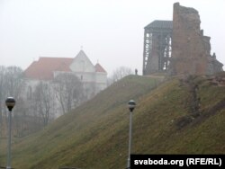 Рэшткі вежаў і касьцёл пад гарою, здымак зроблены з кургана Міцкевіча, насыпанага ў 1924-31 гадах