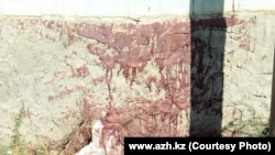 Кровь на стенах дома, в котором произошла перестрелка. Фото с сайта "Ақ Жайық".