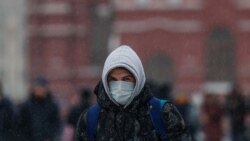 Мужчина в медицинской маске. Иллюстративное фото.