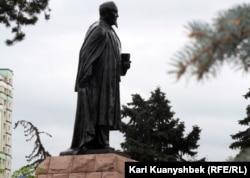 Памятник Абаю в Алматы.