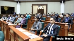 شماری از جوانان: با آن‎که تمام مراحل را موفقانه سپری کرده‎اند با آن‎هم حق عضویت آنان در این پارلمان گرفته شده‎است.