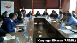 Жаш ишкерлердин баш прокурор Индира Жолдубаева, Бишкек мэри Кубанычбек Кулматов менен жолугушуусу