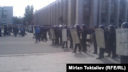 Митингчилерди милиция сүрүп чыкты.