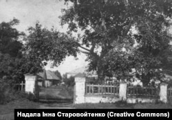 Садиба Євгена Чикаленка, яку він придбав у 1899 році в селі Кононівка (тоді – Полтавська губернія, Пирятинський повіт, нині – Черкаська область, Драбівський район). У Кононівці у Чикаленків часто гостювали відомі українці: Сергій Єфремов, Володимир Винниченко, Петро Стебницький, Михайло Коцюбинський, Микола Лисенко, Андрій Ніковський та інші. Родина мешкала у садибі до 1922 року, звідки була виселена більшовиками і переїхала до Києва