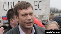 Через те, що колишній нардеп перебуває за кордоном, справу розглядали in absentia, за відсутності обвинуваченого