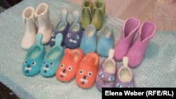 Детские тапочки и валенки из войлока, сделанные инвалидами. Темиртау, 7 декабря 2016 года.