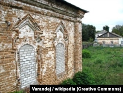 Вікна палат закладені білими цеглинами