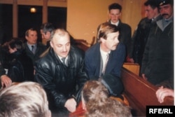 Начальнік упраўленьня аховы Цесавец і начальнік прэзыдэнцкай аховы Каралёў спрабуюць выцягнуць з крэсла дэпутата Барыса Гюнтэра. Фота Лявона Дзейкі