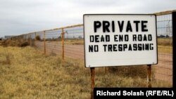 Шаттолордун үйүнүн жанындагы жазуу, Гардендейл шаарчасы, Техас, 20-февраль, 2013.