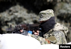 Озброєний проросійський активіст біля захопленої Константинівської міськарадм, 28 квітня 2014 року