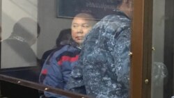 Амангельды Батырбеков в огороженном стеклом отсеке для подсудимых в зале суда. Туркестан, 12 ноября 2019 года.
