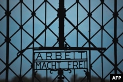 Брама концлягеру ў Дахау, надпіс на браме - Arbeit macht frei (Праца робіць свабодным)