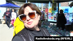 Жінка каже, що саджає город, бо хоче, щоб її дитина вживала натуральні продукти