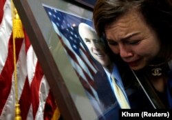 Жон Маккейнди эскерүү.