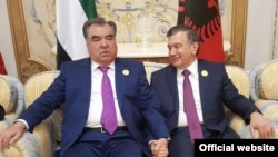 Тажик президенти Рахмон жана өзбек лидери Мирзиёев Сауд Арабиянын баш калаасындагы саммитте, 21-май 2017-жыл.