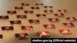 Кыргыз депутаттарынын төш-белгиси