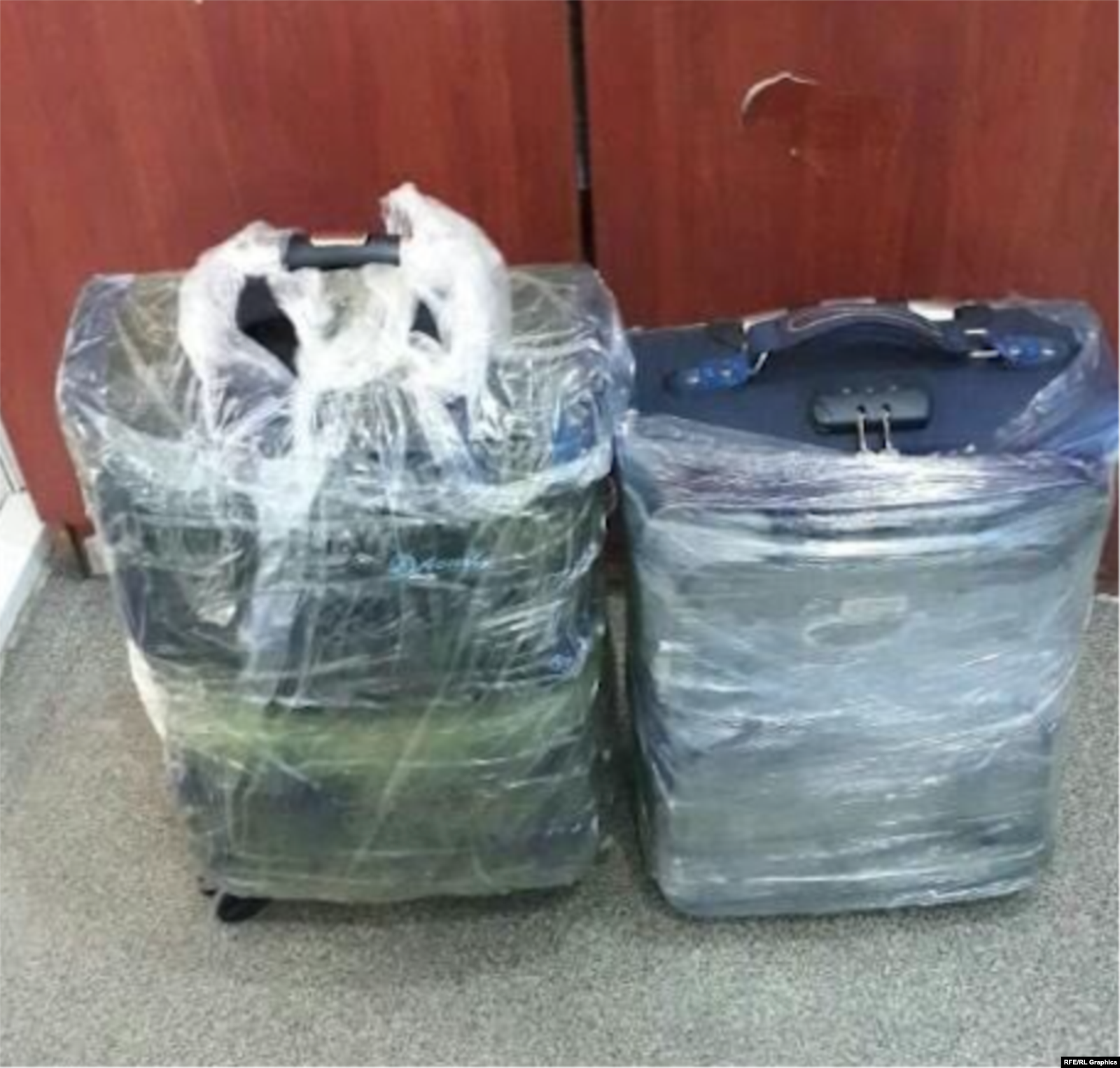Саймаити предоставил этот снимок чемоданов, которые, по его словам, были набиты деньгами и готовы к тому, чтобы курьер отвез их за границу. (Фото: Айеркен Саймаити)