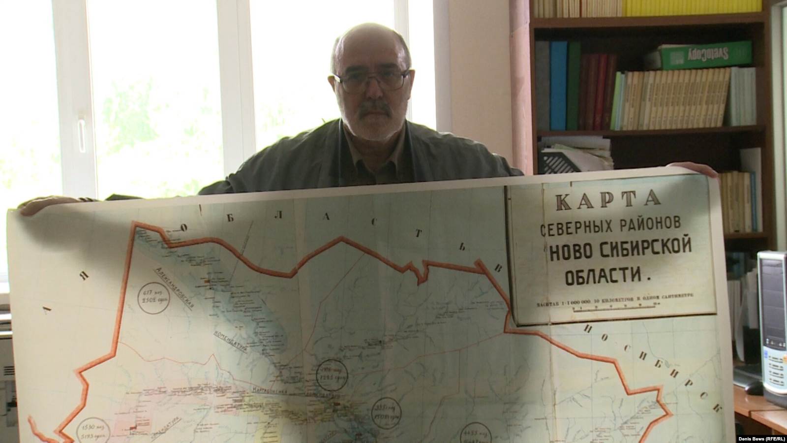 Сергей Красильников показывает карту северных районов Сиблага