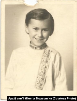 Лідзія Калоша, дачка Вольгі і Аляксандра Калошаў, унучка Вяршыніна ў беларускай вышыванцы. 1950-я гады